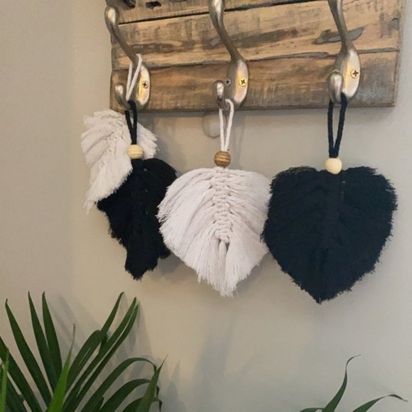 Handmade WHITE Macrame Decorative Leaf 🌵 - Picture 3 of 3